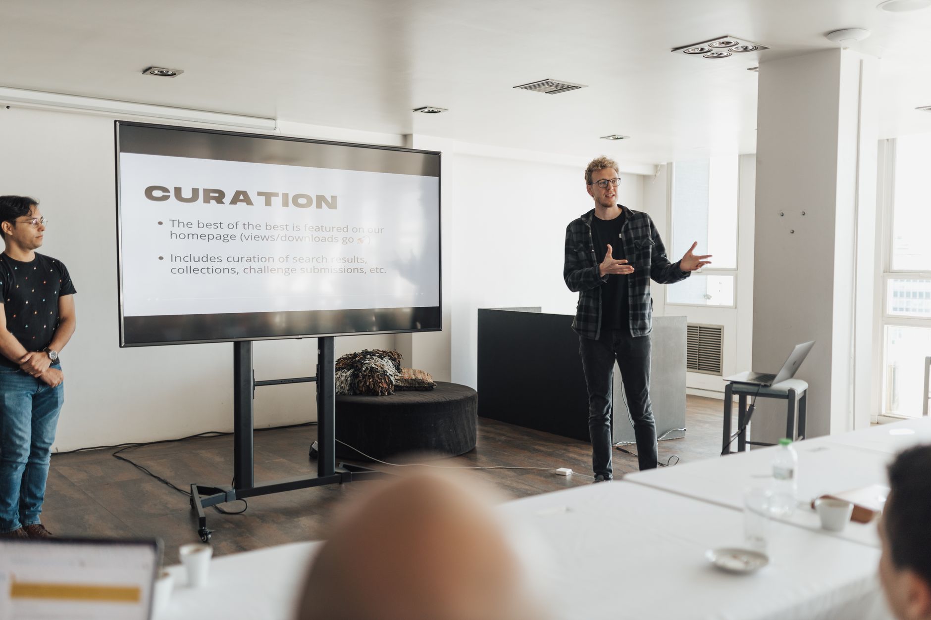 Storytelling w marketingu: jak opowiadać markę, żeby zapadała w pamięć