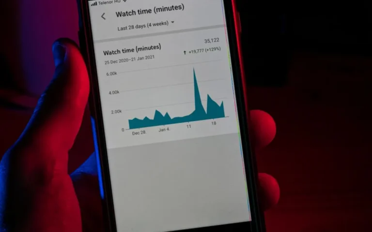 Ekran telefonu ze statystykami profilu i wykresem
